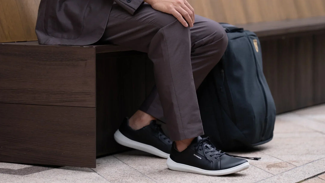 「窮屈な革靴」はもう卒業。仕事中の足の疲れが激変する、つま先ゆったりのベアフットシューズとは？